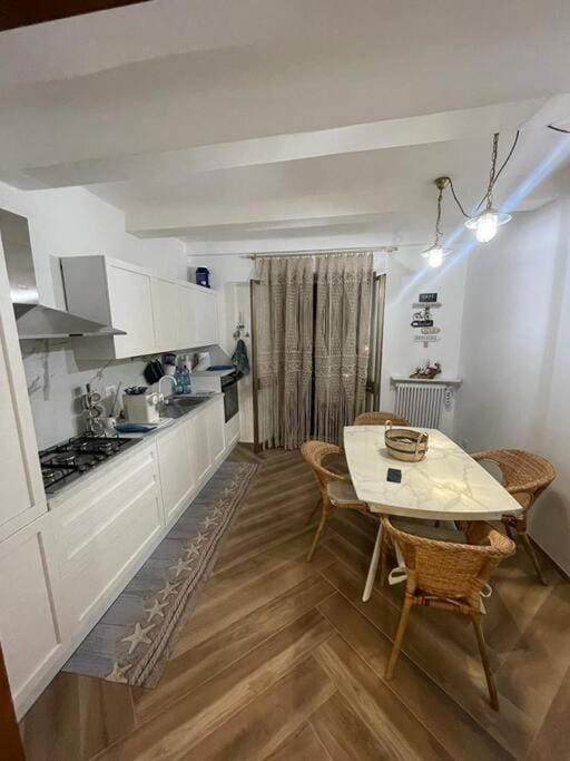 Kitchen or kitchenette, pet friendly, stove