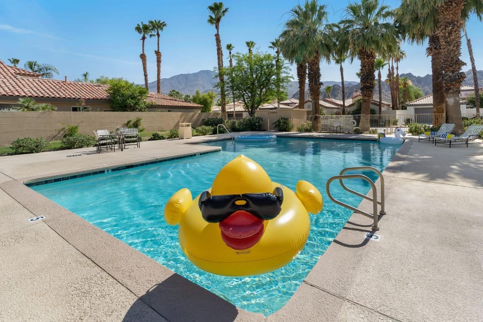 SPECTACULAR LAKE with MOUNTAIN VIEW BBQ POOL SPA House in La Quinta