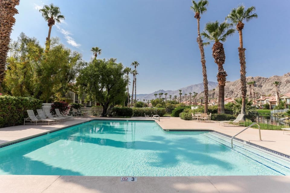 SPECTACULAR LAKE with MOUNTAIN VIEW BBQ POOL SPA House in La Quinta