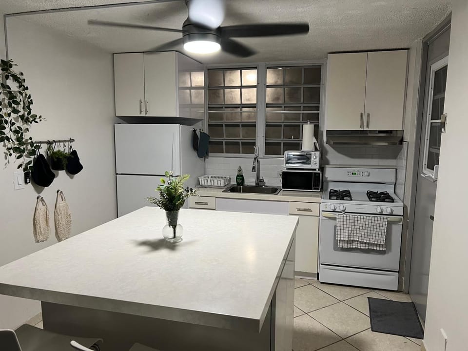 Kitchen or kitchenette, pet friendly, stove