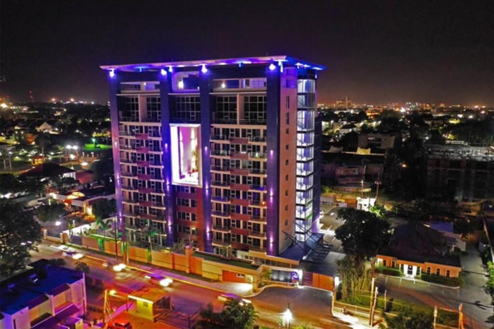 2 BR Kingston Lux Apt with pool - 106 Apartment in Kingston