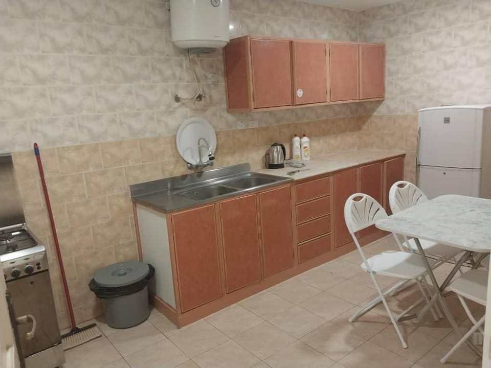 Coffee/tea facilities, Kitchen or kitchenette, Dining area, oven, stove