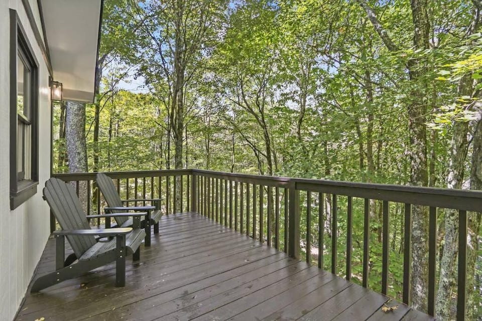 Mtn Oasis! HotTub! Pets Approved! 5min to Ski! Chalet in Beech Mountain
