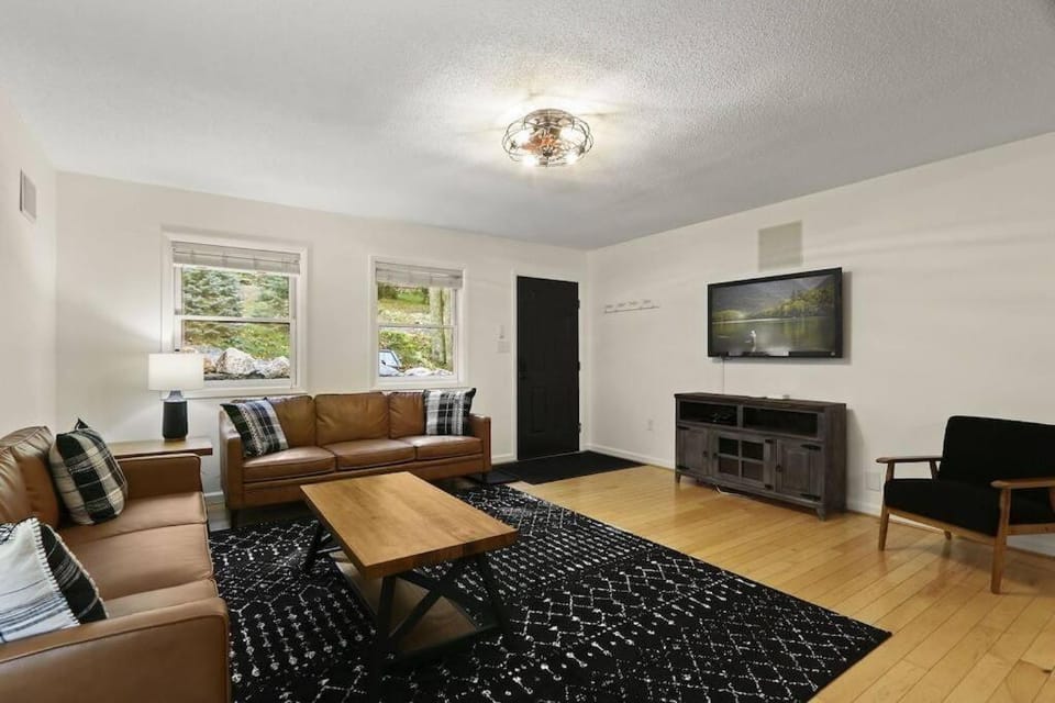 Mtn Oasis! HotTub! Pets Approved! 5min to Ski! Chalet in Beech Mountain