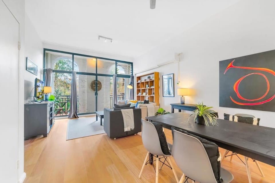 Tranquil 2-Bed Retreat with Parking in Surry Hills Apartment in Surry Hills