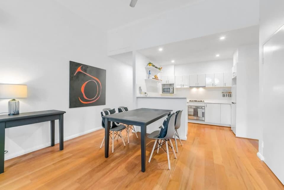 Tranquil 2-Bed Retreat with Parking in Surry Hills Apartment in Surry Hills