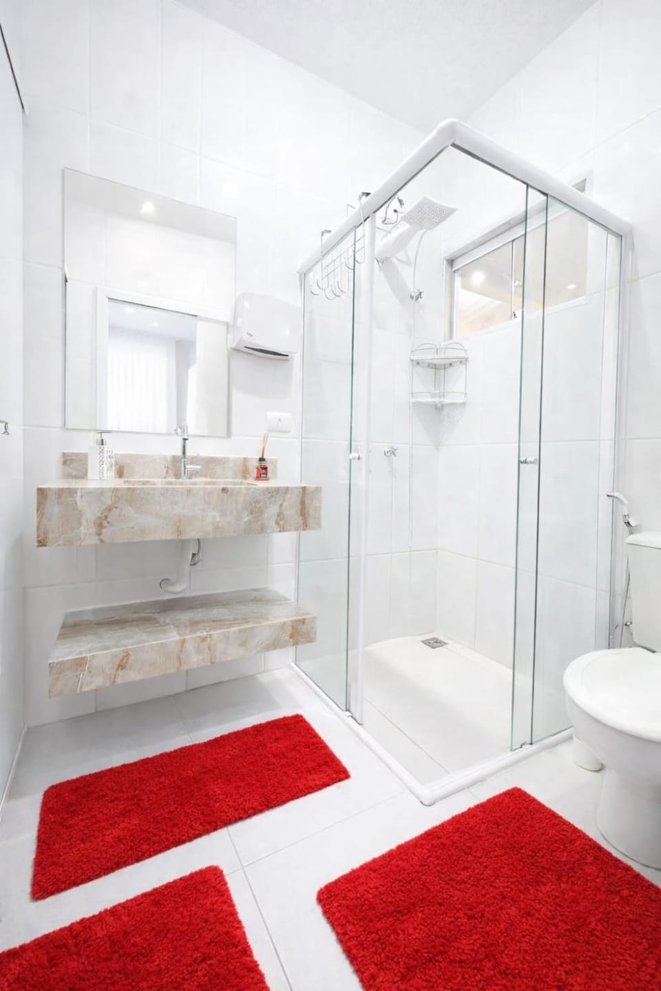 Toilet, towels