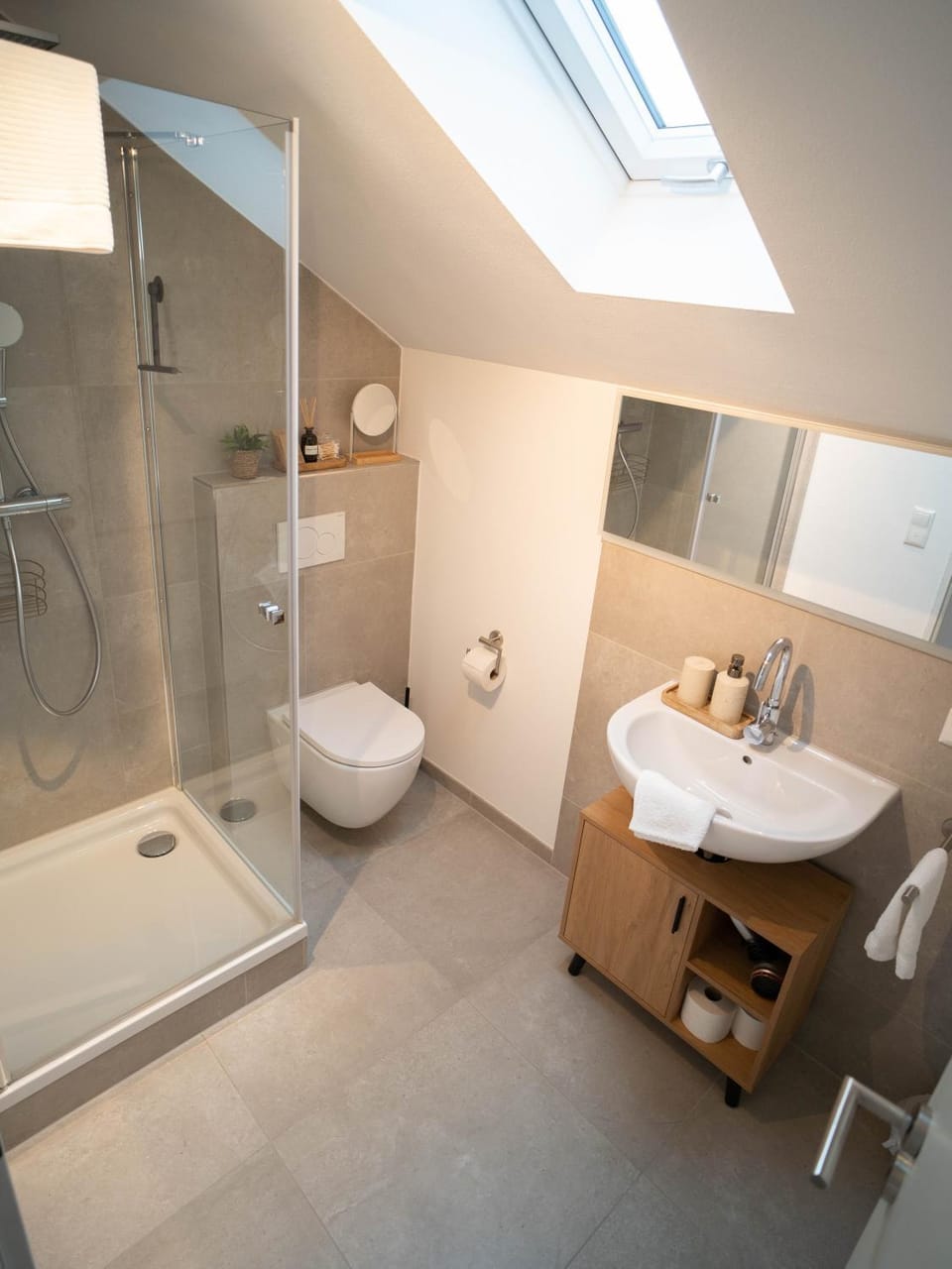 Shower, Toilet, Bathroom, towels