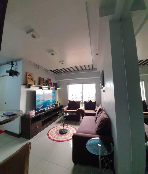 Near Manila Airport, MAILZ HOMEZ COZY 2 Bedroom Condo, Full Kitchen, Swimming Pool, WIFI, 4R Apartment in Las Pinas