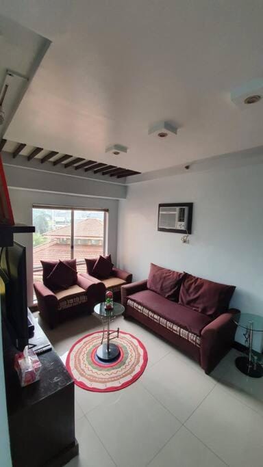 Near Manila Airport, MAILZ HOMEZ COZY 2 Bedroom Condo, Full Kitchen, Swimming Pool, WIFI, 4R Apartment in Las Pinas