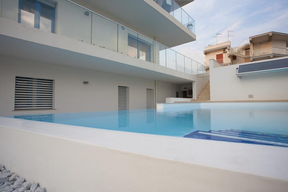 Property building, Balcony/Terrace, Pool view