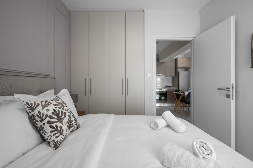 Bed, Kitchen or kitchenette, Photo of the whole room, Bedroom, hair dresser, towels, wardrobe