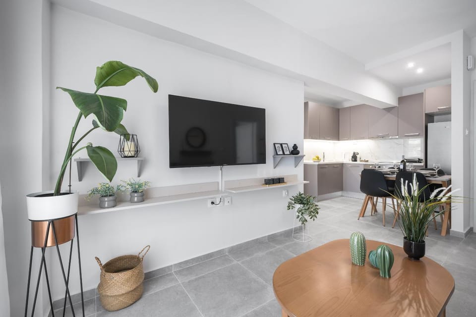 TV and multimedia, Kitchen or kitchenette, Living room, Seating area, Dining area