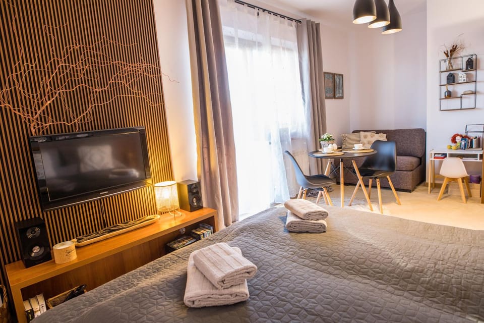 TV and multimedia, Living room, Photo of the whole room, Bedroom