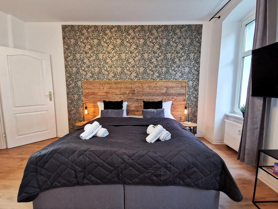 Bed, TV and multimedia, Photo of the whole room, Bedroom, towels