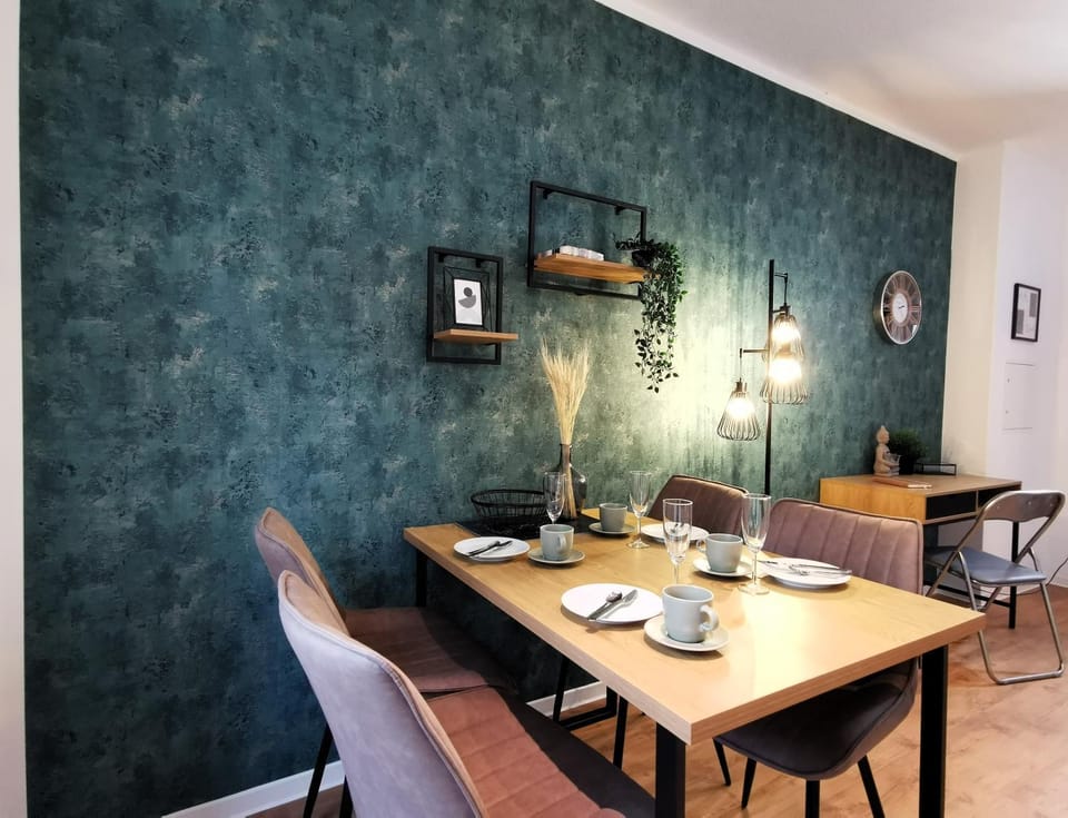 Coffee/tea facilities, Kitchen or kitchenette, Seating area, Dining area