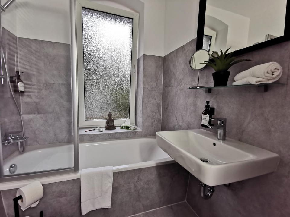 Shower, Bathroom, Bath, towels