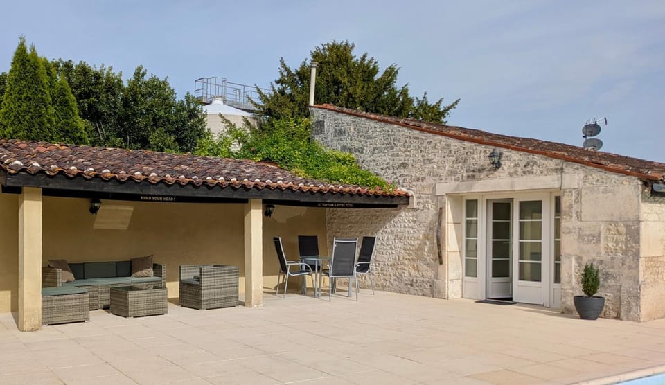 Property building, Patio, Facade/entrance