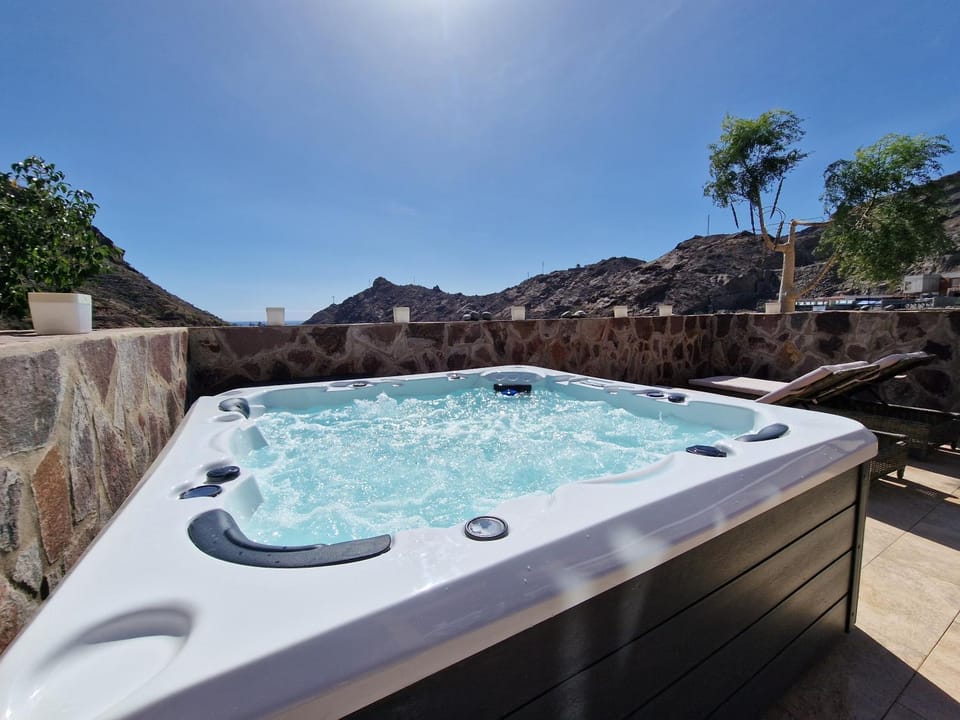 Amazing cozy Villa Hugo Tauro with Jacuzzi, Pool, Wi-Fi Apartment in Comarca Sur