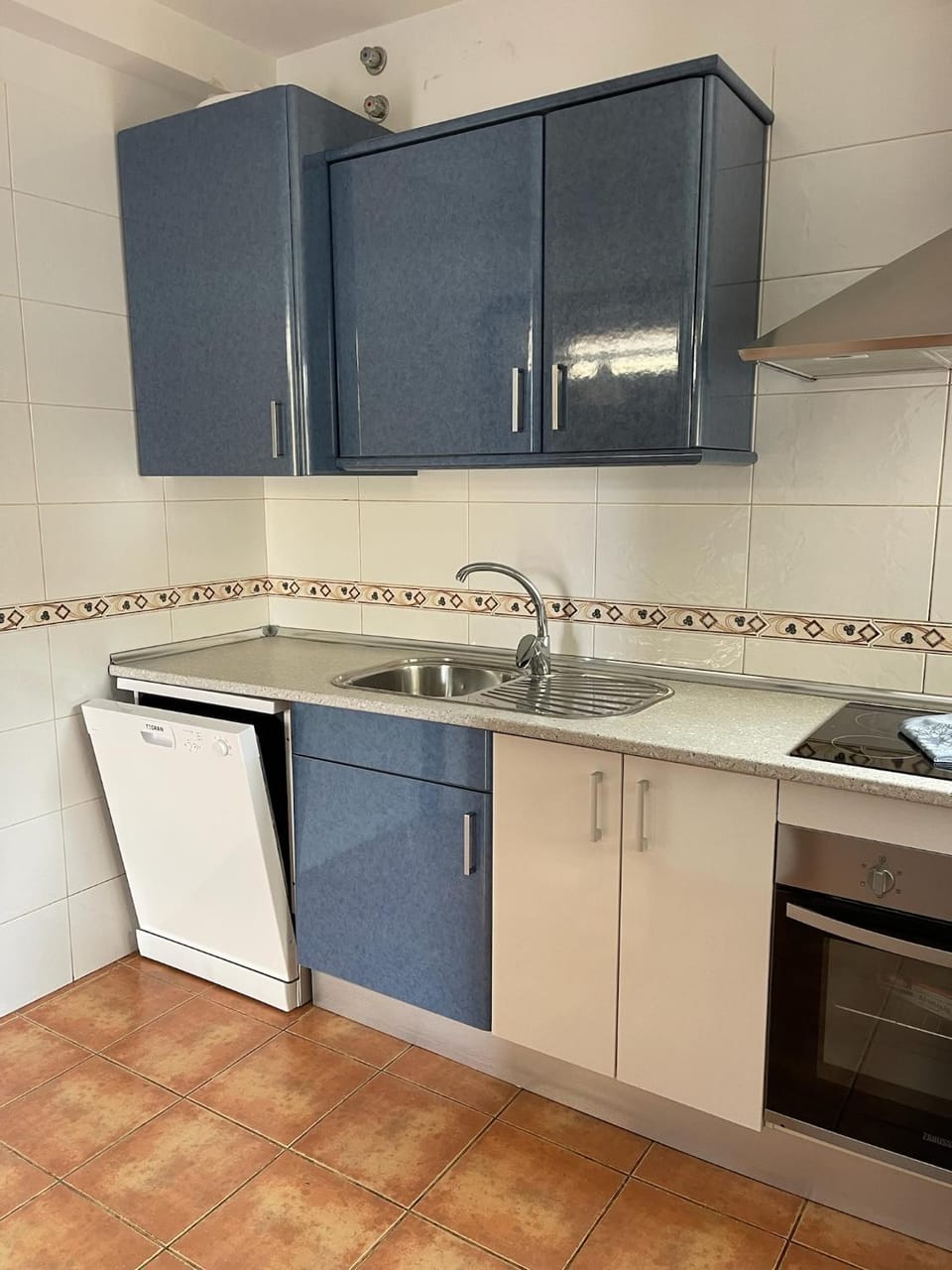 Kitchen or kitchenette, dishwasher