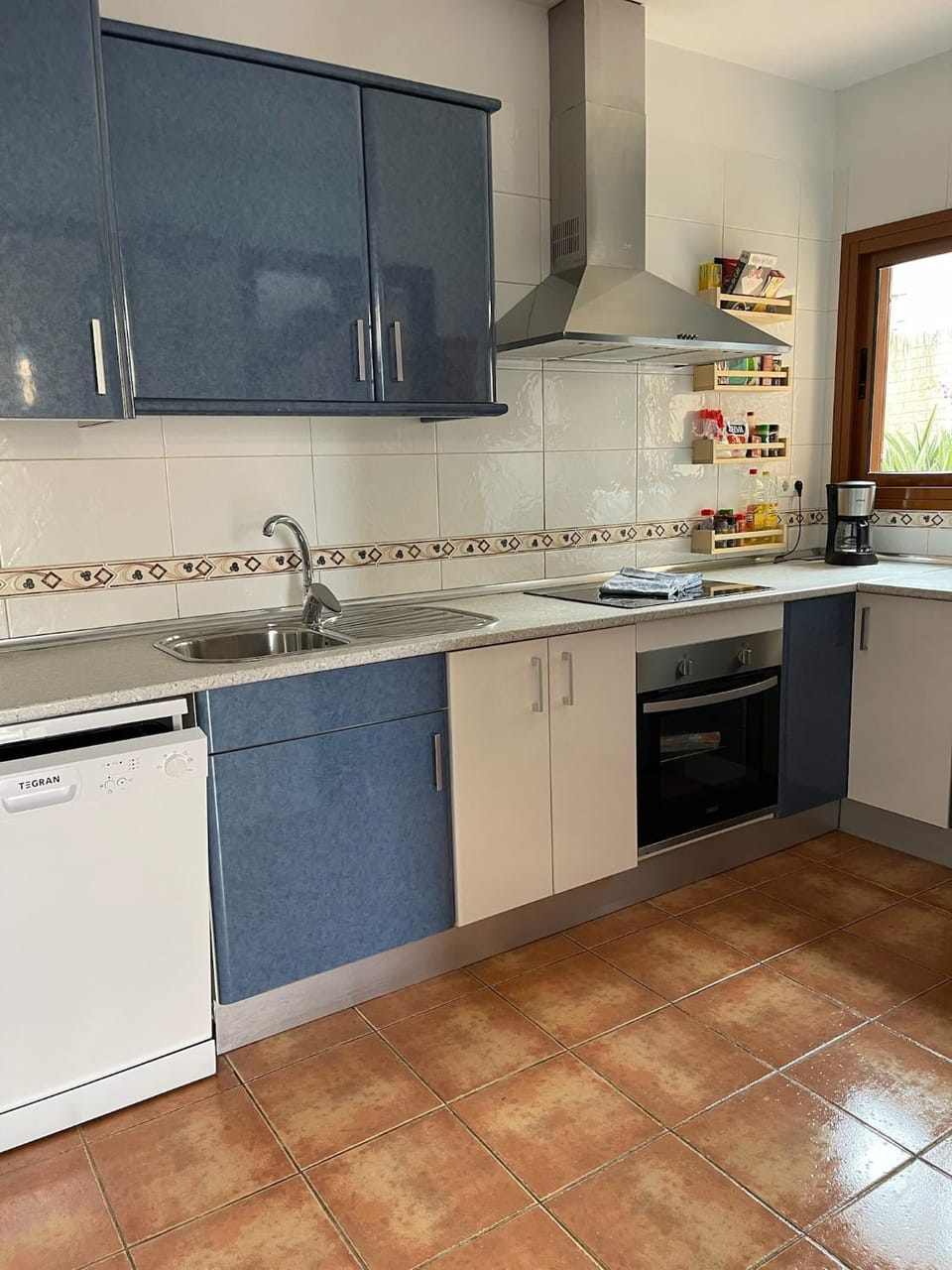 Kitchen or kitchenette, dishwasher