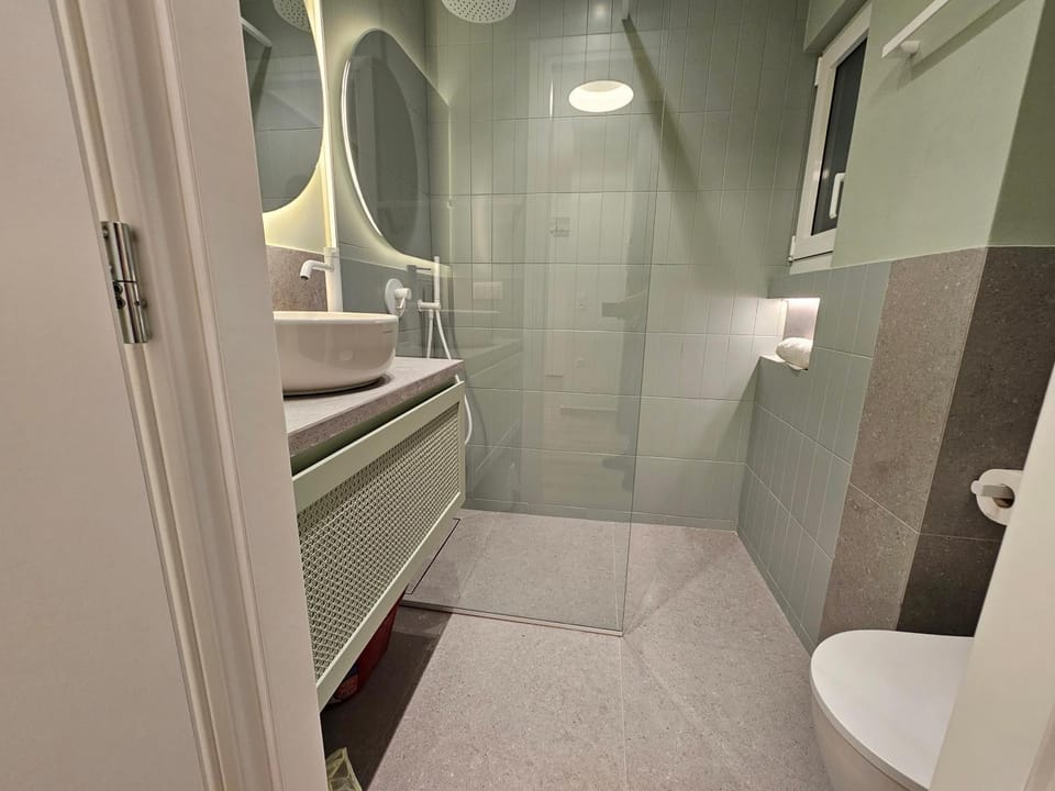 Shower, Toilet, Bathroom, towels