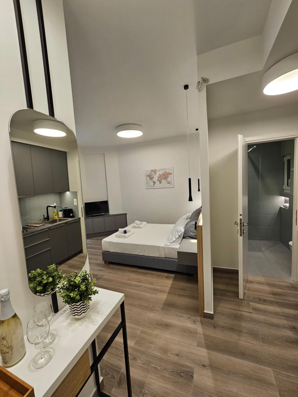 Bed, TV and multimedia, Photo of the whole room, Bedroom