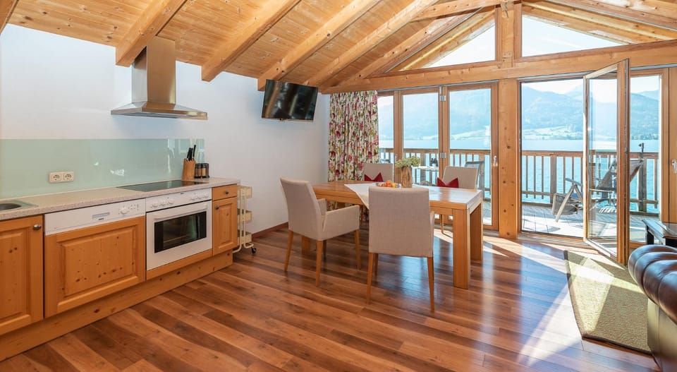 View (from property/room), Balcony/Terrace, Kitchen or kitchenette, Living room, Dining area