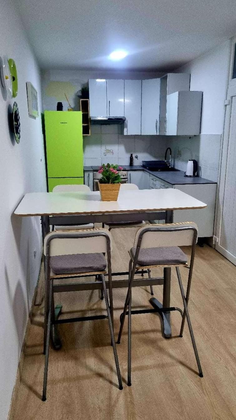 Kitchen or kitchenette, Dining area, pet friendly, stove