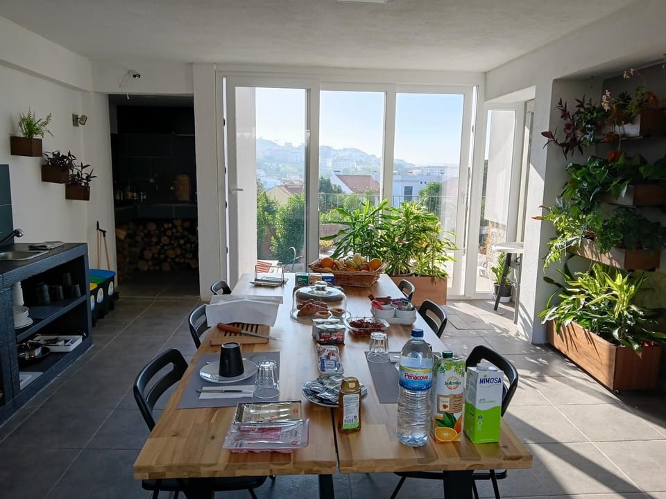 Kitchen or kitchenette, Food and drinks, Dining area