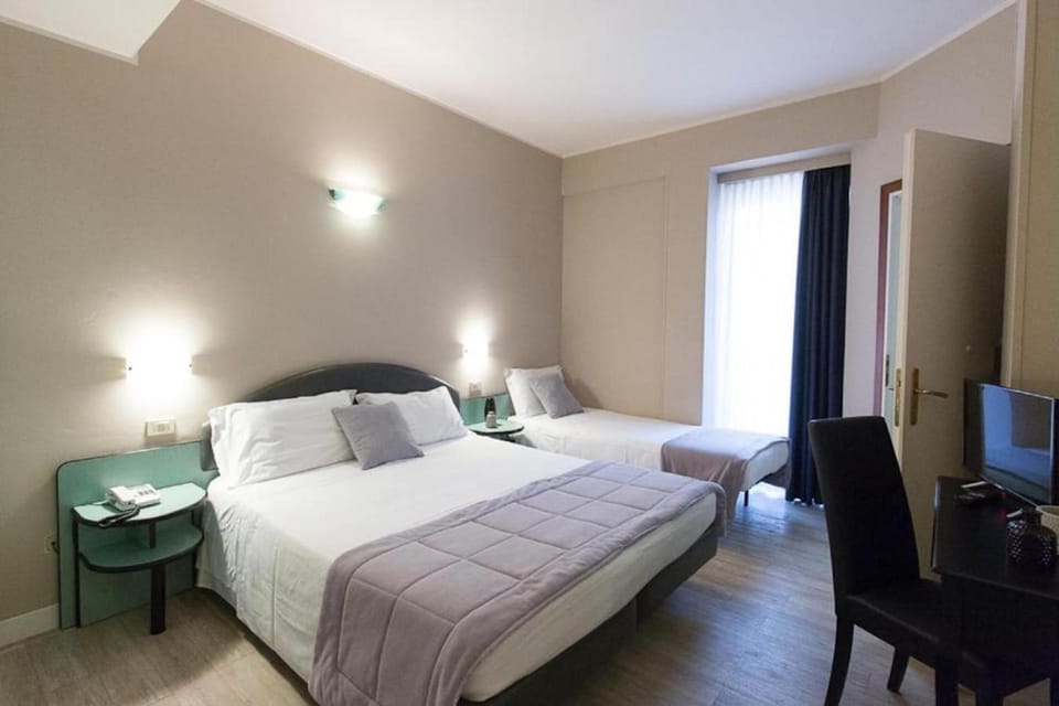 Bed, TV and multimedia, Photo of the whole room, Bedroom