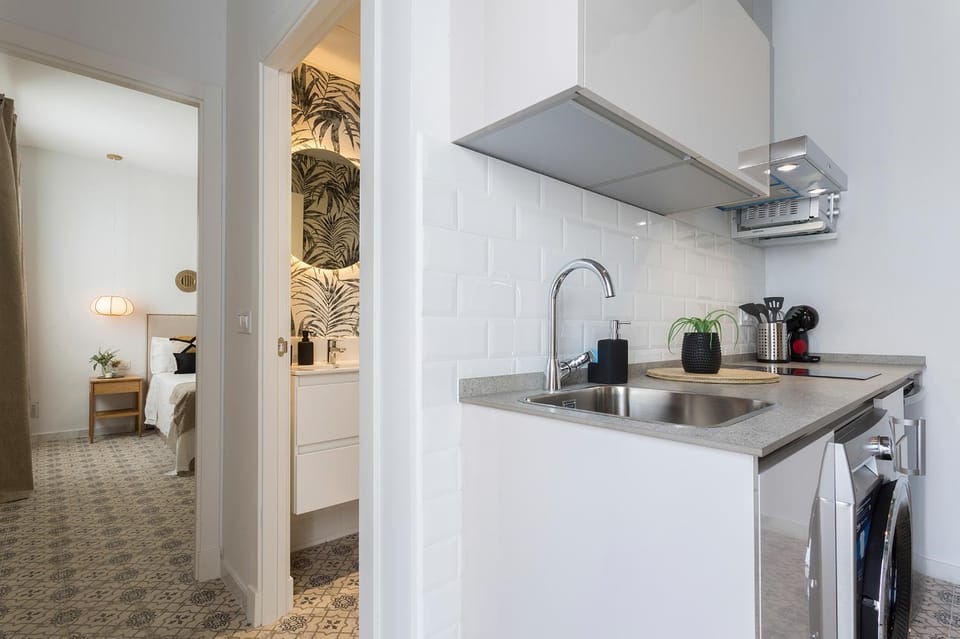 Kitchen or kitchenette, minibar, stove