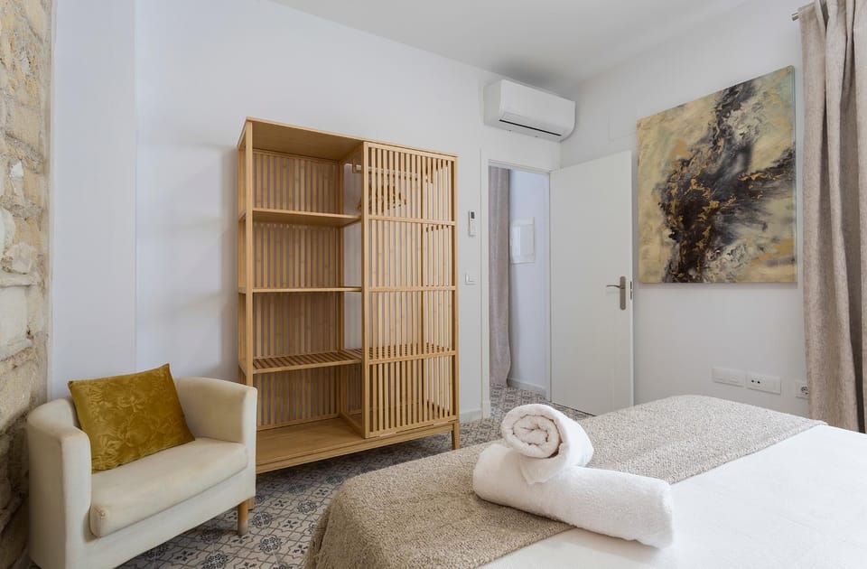 Bed, Bedroom, towels, wardrobe