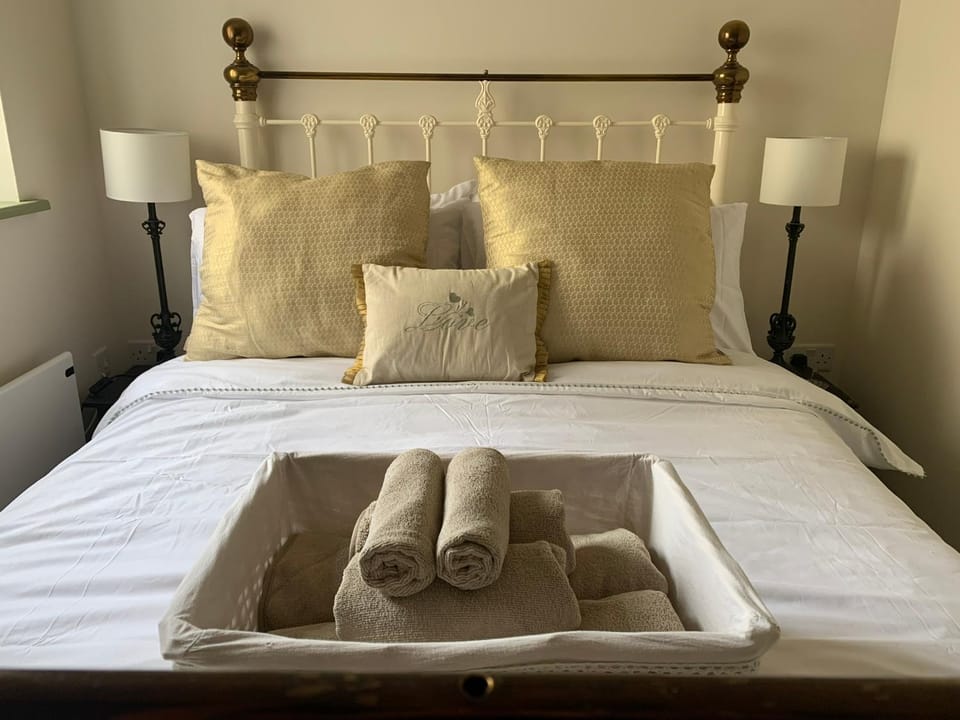 Bed, Bedroom, towels
