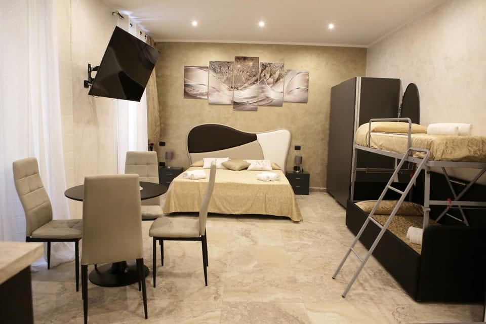 Bed, TV and multimedia, Photo of the whole room, Seating area, Bedroom
