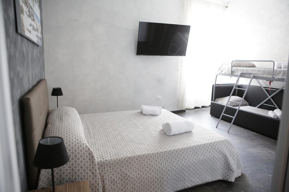 Bed, TV and multimedia, Photo of the whole room, Bedroom, bunk bed, towels