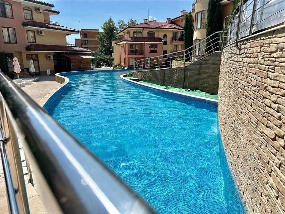 Day, Swimming pool