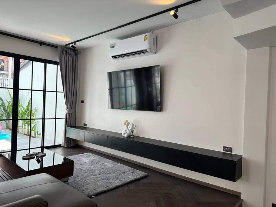 Communal lounge/ TV room, TV and multimedia, Living room, Seating area, Evening entertainment, Pool view, Swimming pool, air conditioner