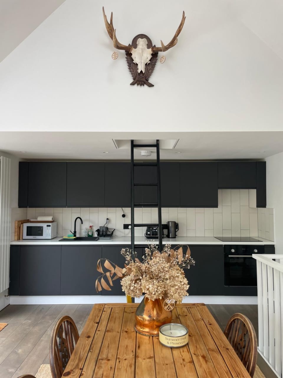 Kitchen or kitchenette, Dining area, stove