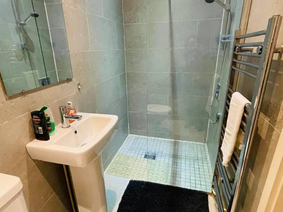 Shower, Bathroom, towels