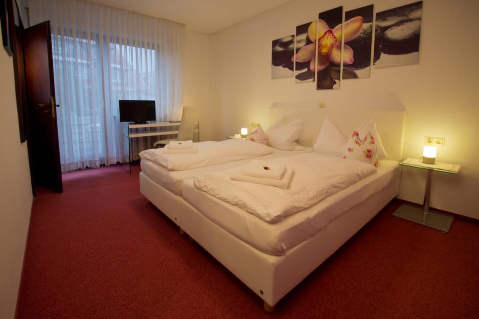 Day, Winter, TV and multimedia, Balcony/Terrace, Photo of the whole room, Seating area, Bedroom
