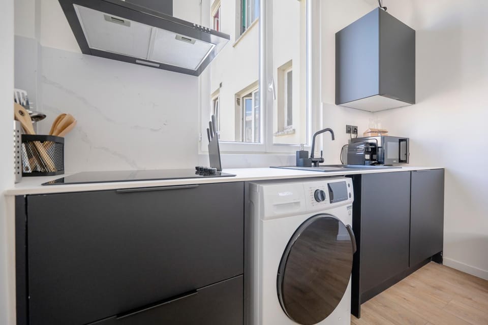 Kitchen or kitchenette, minibar, washing machine, dryer