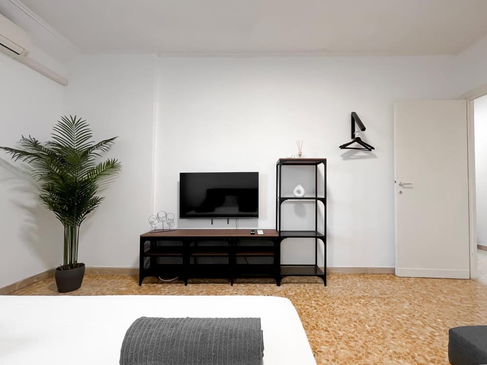 Communal lounge/ TV room, Bed, TV and multimedia, Photo of the whole room, Bedroom, hair dresser
