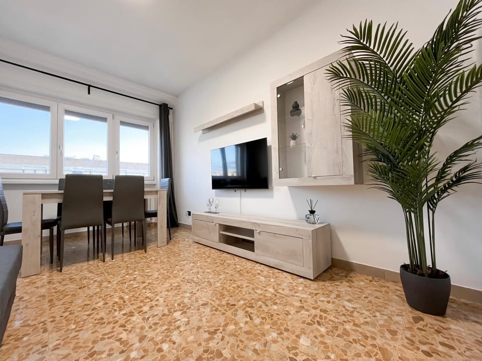 TV and multimedia, Living room, Seating area, Dining area, Evening entertainment