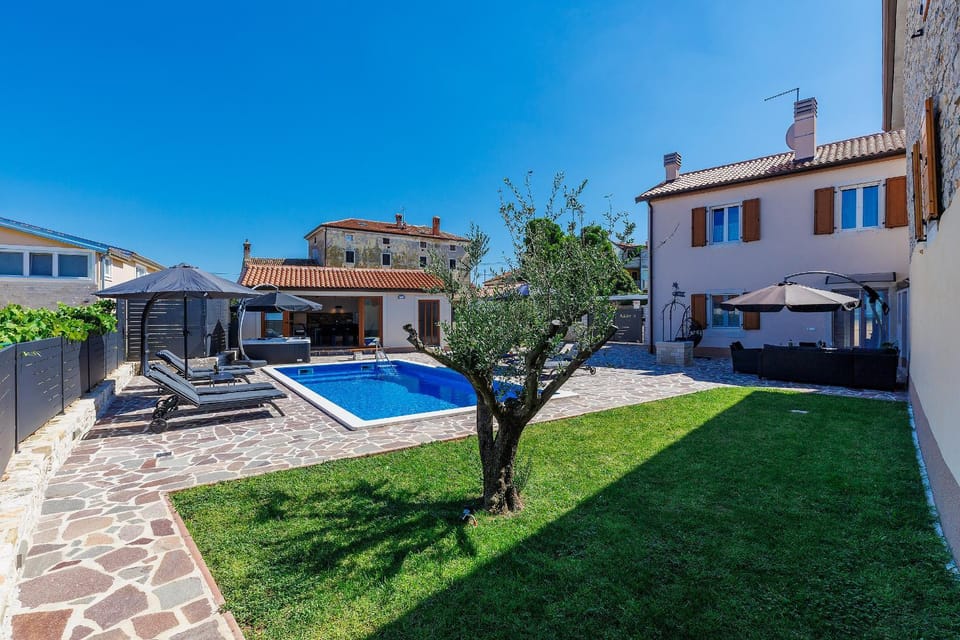Property building, Patio, Day, Garden, Garden view, Pool view, Swimming pool, sunbed