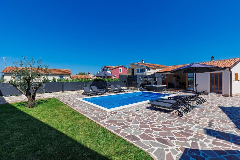 Property building, Patio, Day, Garden, Garden view, Pool view, Swimming pool, sunbed