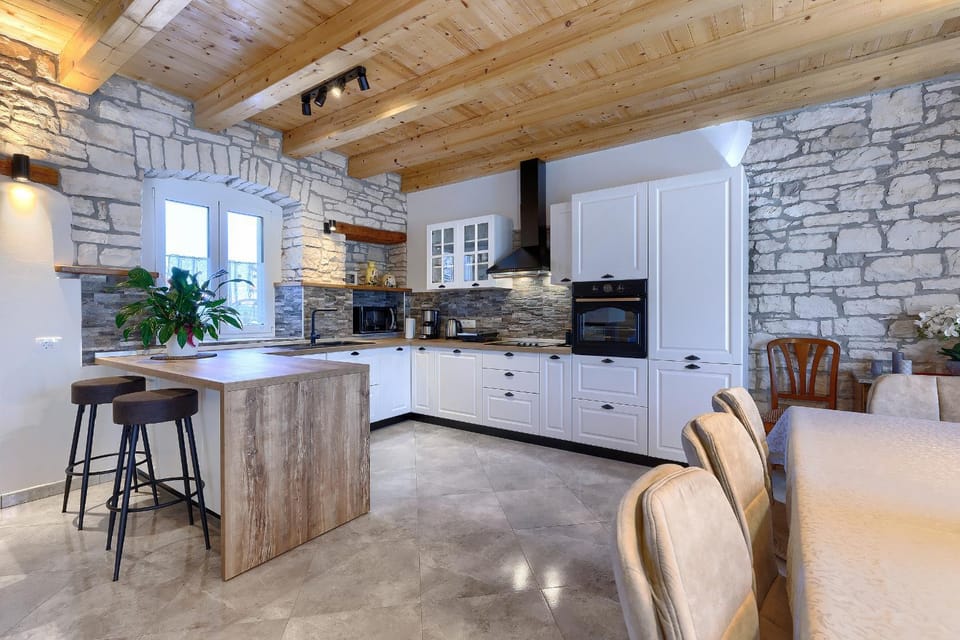 Kitchen or kitchenette, Seating area, Dining area, minibar, pet friendly, stove