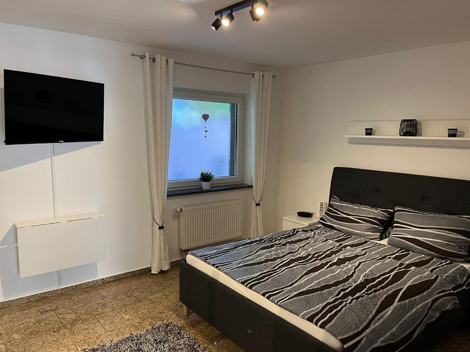 Bed, TV and multimedia, Bedroom