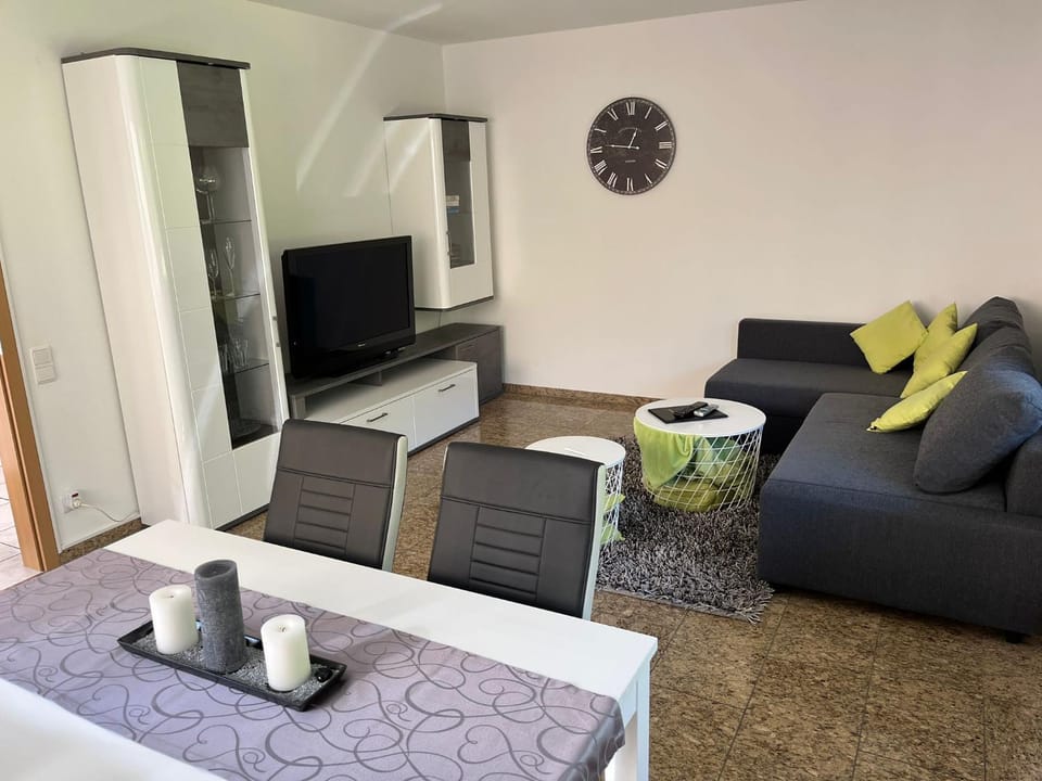 Communal lounge/ TV room, TV and multimedia, Living room, Seating area