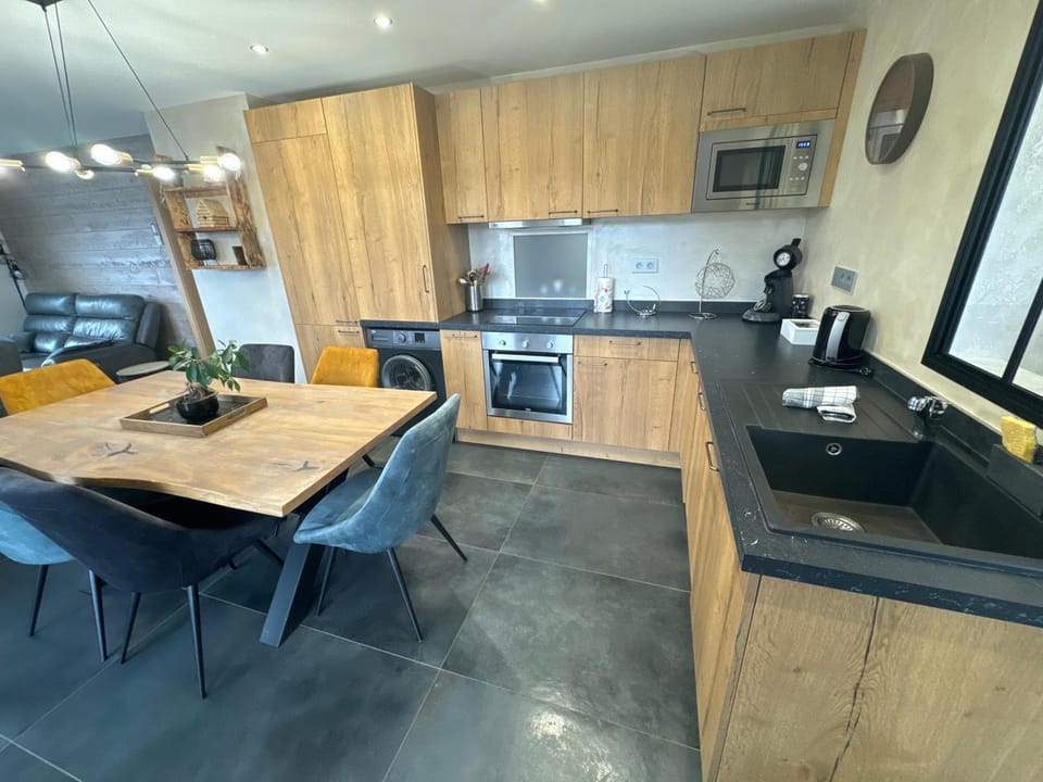 Kitchen or kitchenette, Dining area, dishwasher, minibar, stove, toaster